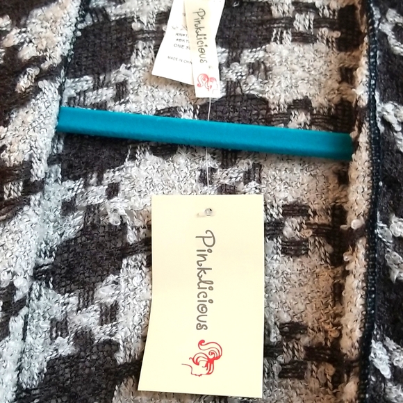 Black and white fringed shawl - Picture 4 of 4